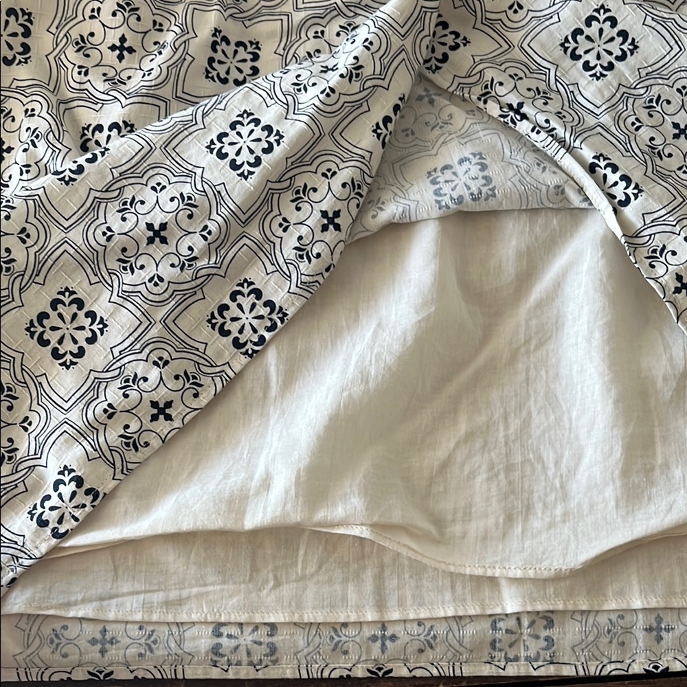 Patterned Blouse with Back Keyhole Closure - Picture 4 of 6